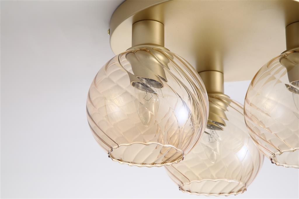 Radiance Ø38 Oro plafón De Searchlight - Las pantallas se asientan sobre una placa de techo dorada, creando una apariencia elegante y sofisticada.
