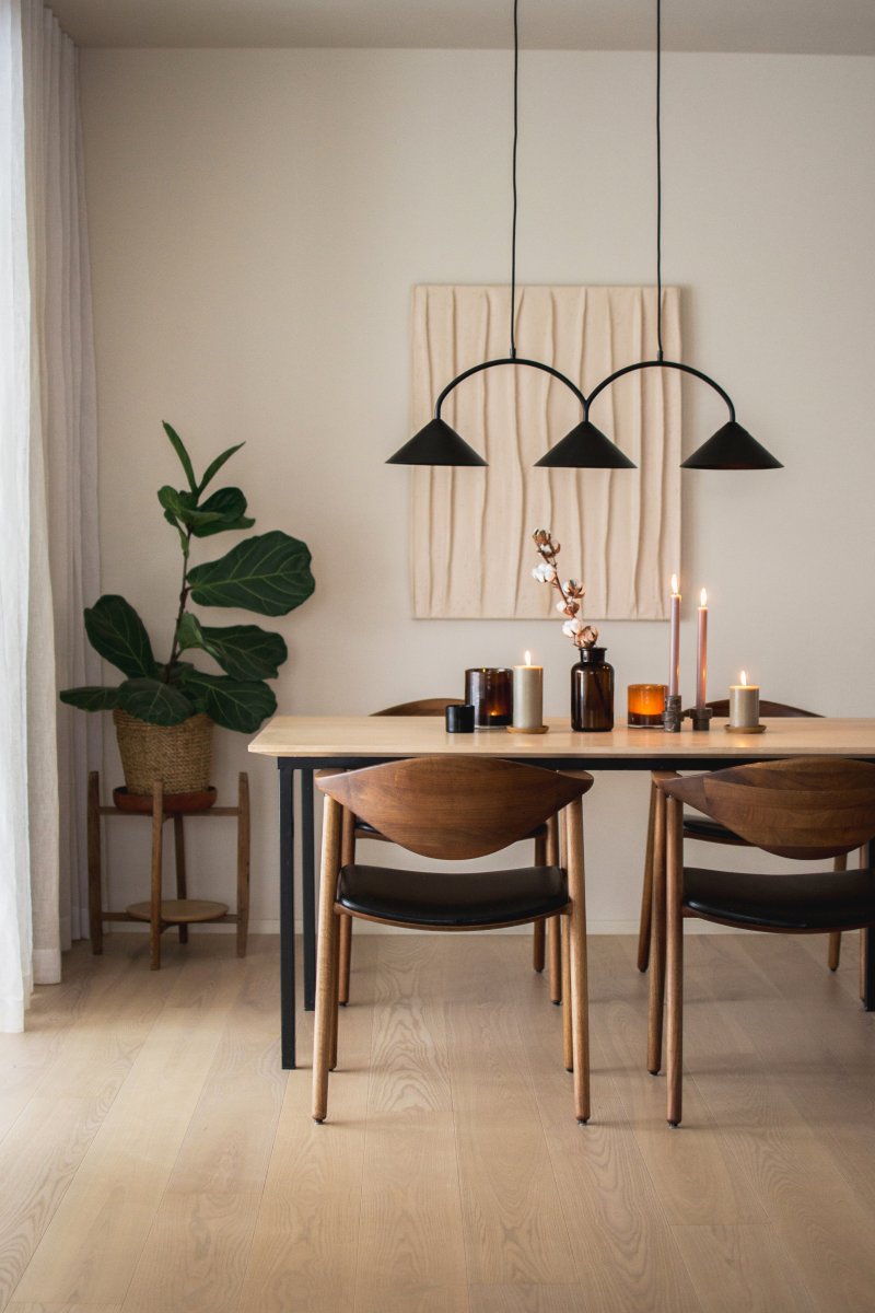 Curve 95cm Negro Lámpas de techo De Globen Lighting - La lámpara colgante está hecha de metal lacado mate con tres pantallas e incluye dos cables textiles de 200 cm de largo y una caja de techo a juego.