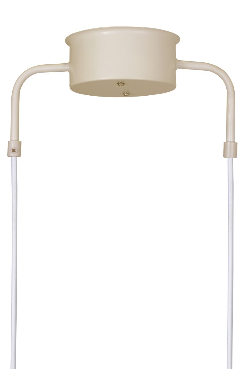 Curve 95cm Beige Lámpas de techo De Globen Lighting - La lámpara colgante está hecha de metal lacado mate con tres pantallas e incluye dos cables textiles de 200 cm de largo y una caja de techo a juego.