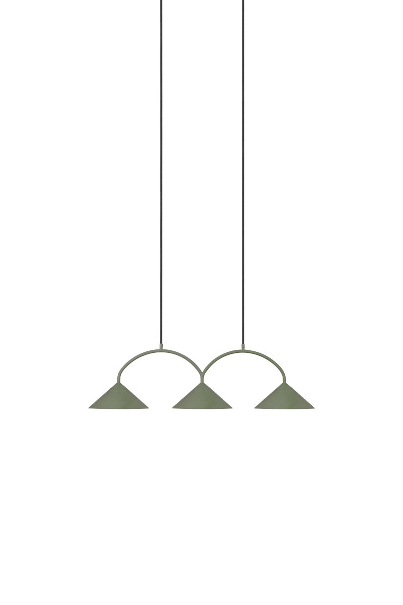 Curve 95cm Verde musgo Lámpas de techo De Globen Lighting - La lámpara colgante está hecha de metal lacado mate con tres pantallas e incluye dos cables textiles de 200 cm de largo y una caja de techo a juego.