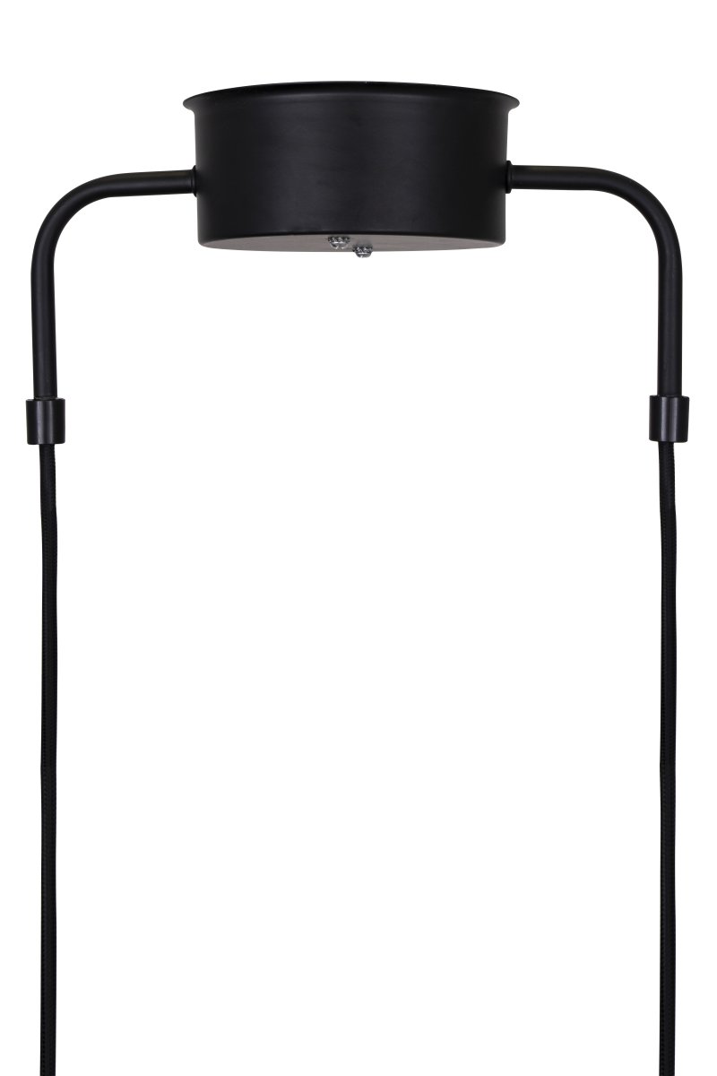 Curve 95cm Negro Lámpas de techo De Globen Lighting - La lámpara colgante está hecha de metal lacado mate con tres pantallas e incluye dos cables textiles de 200 cm de largo y una caja de techo a juego.