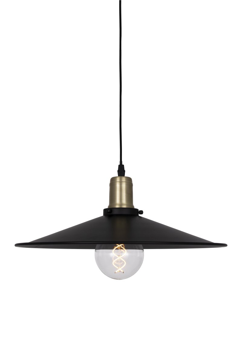 Disc Ø40 Negro Lámpas de techo De Globen Lighting - Su pantalla en forma de disco difunde la luz de forma amplia y agradable, d&aacute;ndole un aspecto tan natural sobre una mesa de comedor como sobre una cocina.