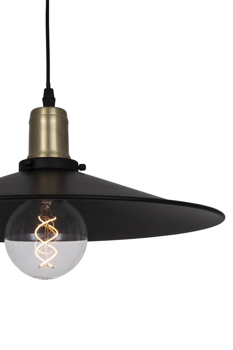 Disc Ø40 Negro Lámpas de techo De Globen Lighting - Su pantalla en forma de disco difunde la luz de forma amplia y agradable, d&aacute;ndole un aspecto tan natural sobre una mesa de comedor como sobre una cocina.