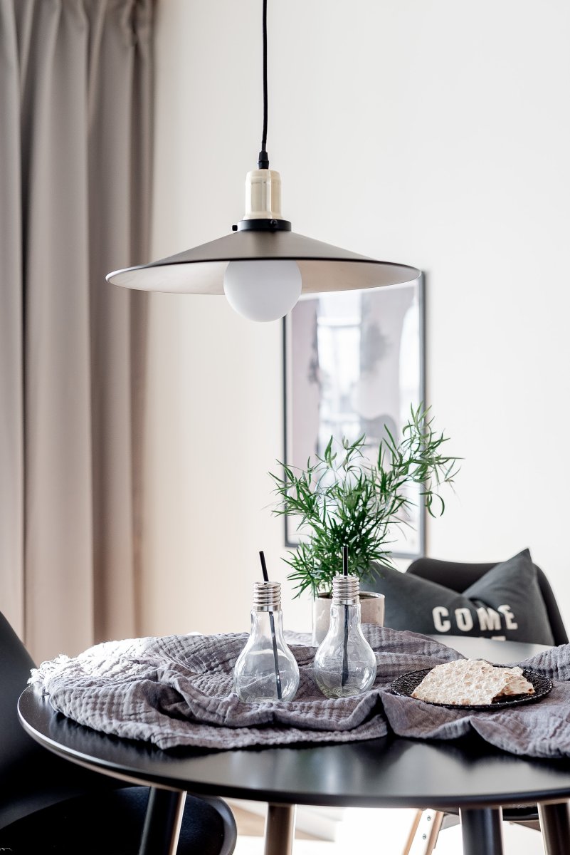 Disc Ø40 Negro Lámpas de techo De Globen Lighting - Su pantalla en forma de disco difunde la luz de forma amplia y agradable, d&aacute;ndole un aspecto tan natural sobre una mesa de comedor como sobre una cocina.