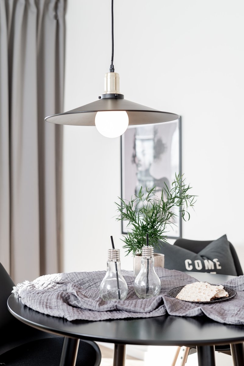 Disc Ø40 Negro Lámpas de techo De Globen Lighting - Su pantalla en forma de disco difunde la luz de forma amplia y agradable, d&aacute;ndole un aspecto tan natural sobre una mesa de comedor como sobre una cocina.