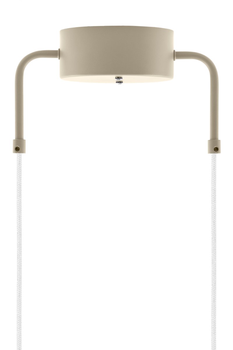 Curve Ø50 Beige Lámpas de techo De Globen Lighting - Fabricada en metal lacado mate con dos cables textiles de 120 cm y una caja de techo metálica a juego.