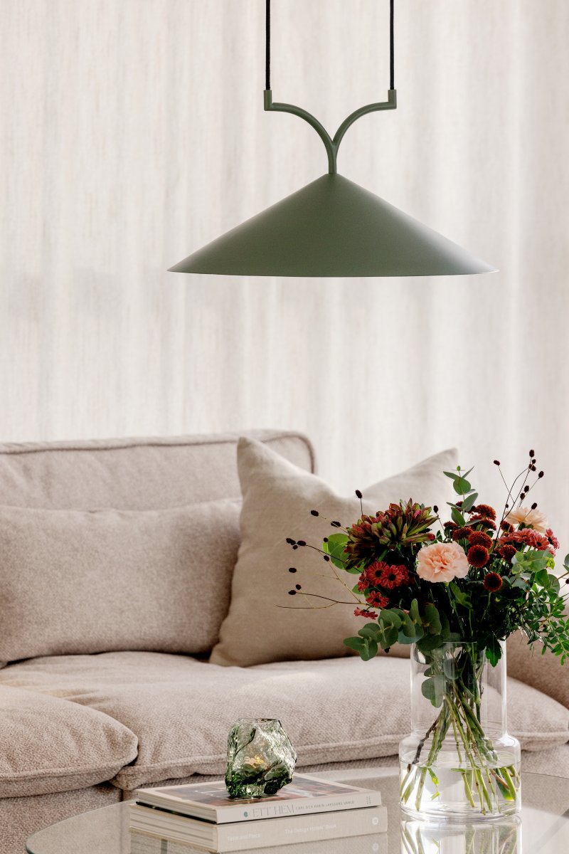 Curve Ø50 Verde musgo Lámpas de techo De Globen Lighting - Fabricada en metal lacado mate con dos cables textiles de 120 cm y una caja de techo metálica a juego.