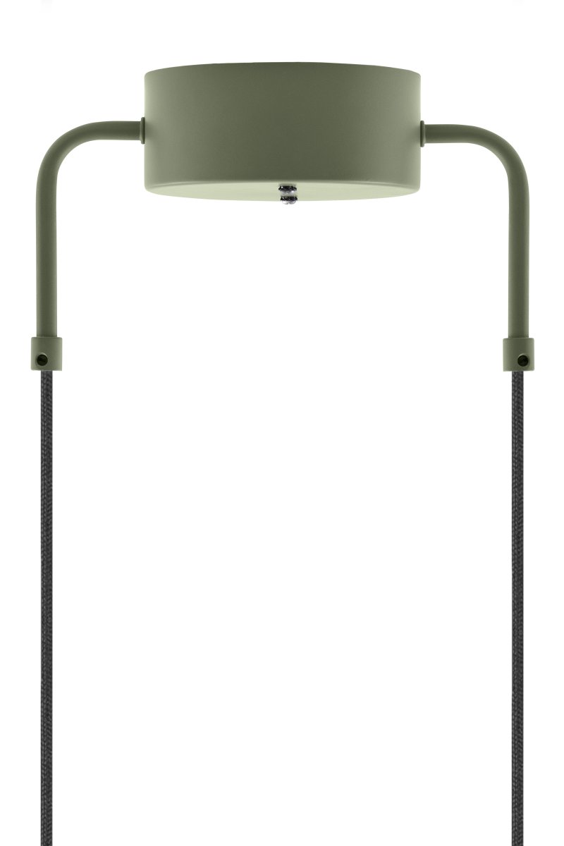 Curve Ø50 Verde musgo Lámpas de techo De Globen Lighting - Fabricada en metal lacado mate con dos cables textiles de 120 cm y una caja de techo metálica a juego.