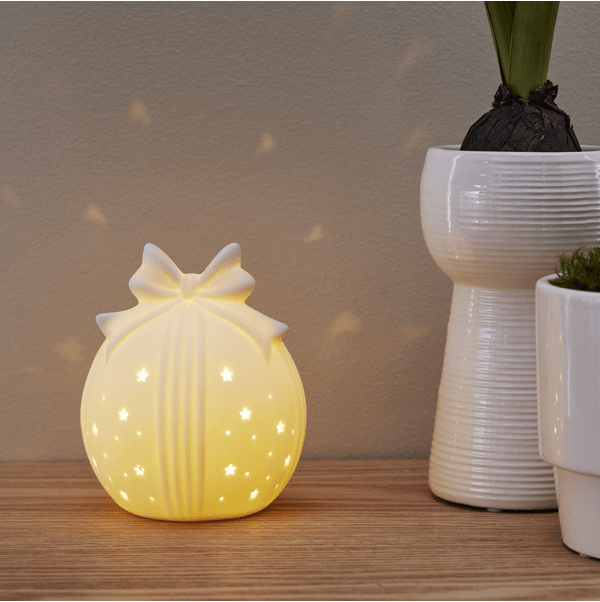 Rozy 11cm Blanco De Star Trading - Preciosa decoraci&oacute;n de mesa de porcelana blanca que emite una c&aacute;lida luz blanca.