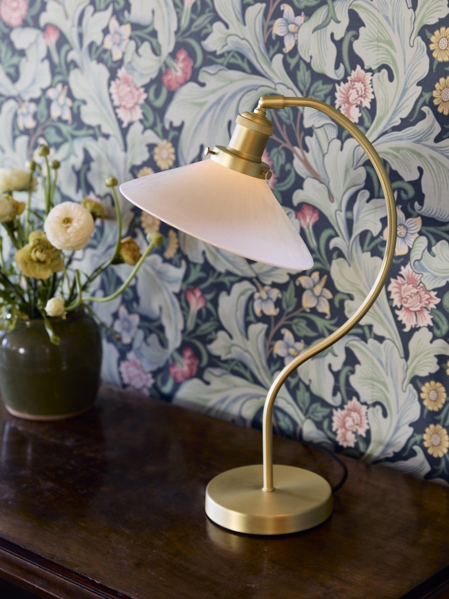 Axel 50cm Latón lámpara de escritorio De PR Home - La pantalla de cristal tiene un diámetro de 25 cm y una altura de 8 cm.