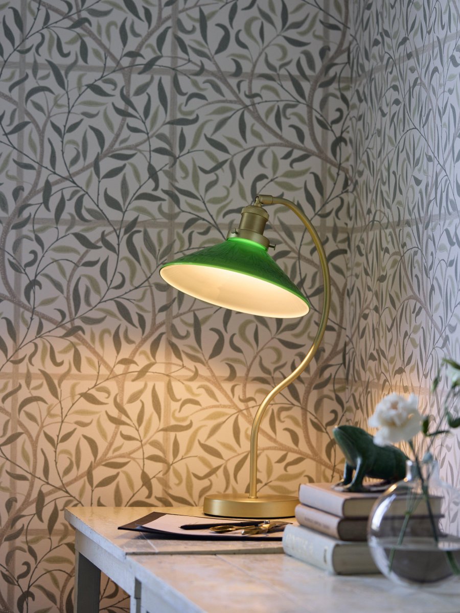 Axel 50cm Latón lámpara de escritorio De PR Home - La pantalla de cristal está montada en el soporte de metal con tres tornillos, lo que es un bonito detalle en sí mismo y refuerza la sensación clásica.