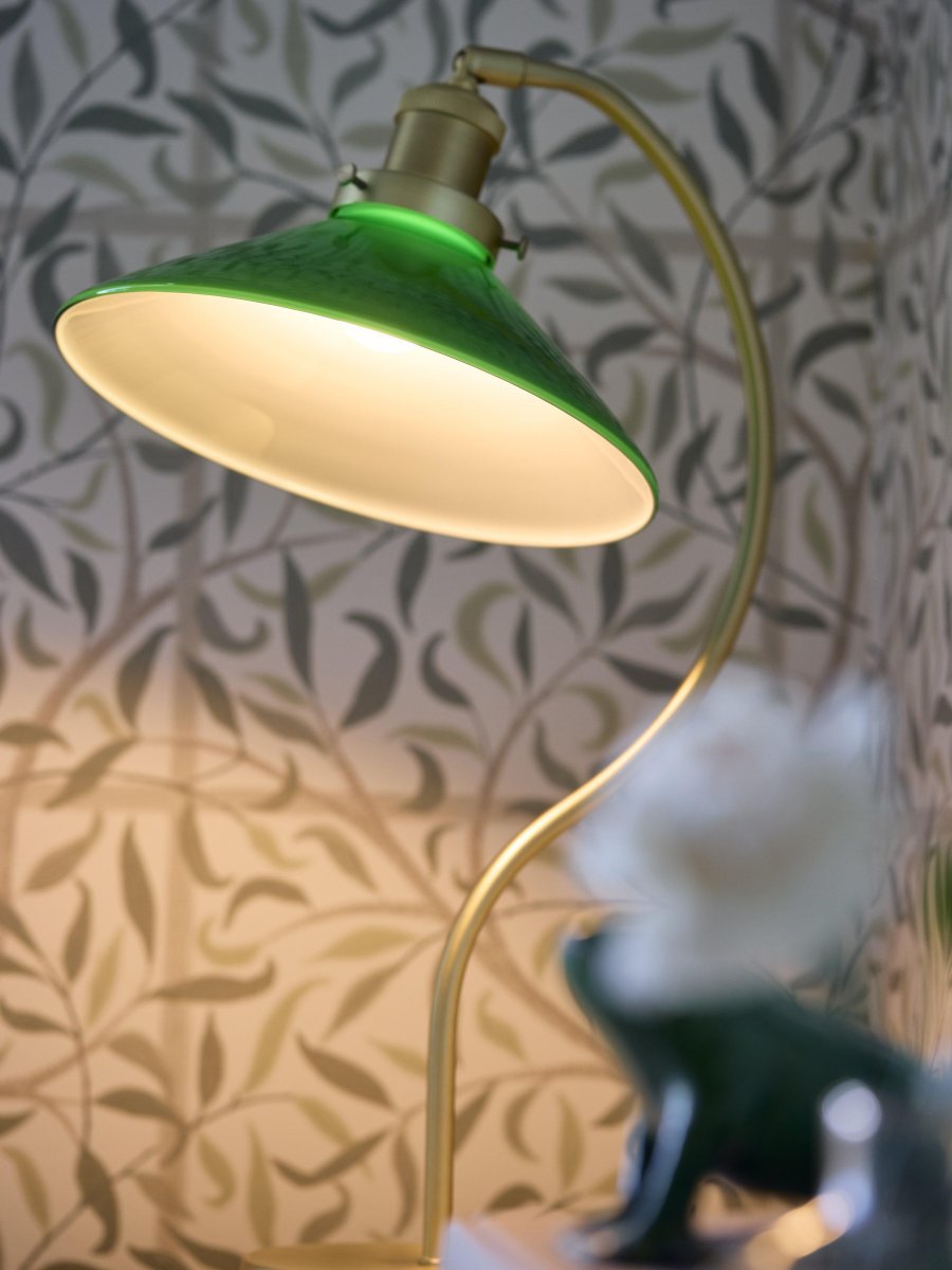 Axel 50cm Latón lámpara de escritorio De PR Home - La pantalla de cristal está montada en el soporte de metal con tres tornillos, lo que es un bonito detalle en sí mismo y refuerza la sensación clásica.