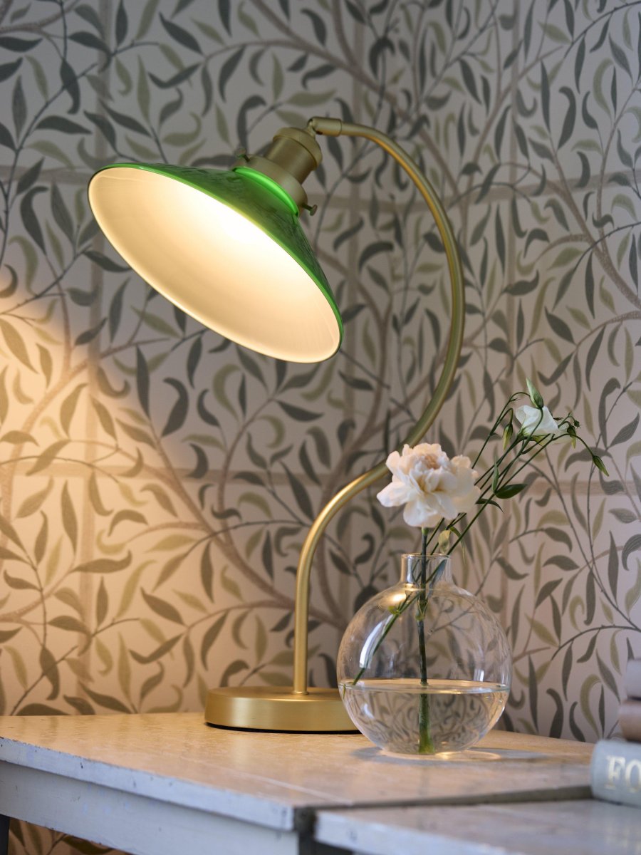 Axel 50cm Latón lámpara de escritorio De PR Home - La pantalla de cristal está montada en el soporte de metal con tres tornillos, lo que es un bonito detalle en sí mismo y refuerza la sensación clásica.