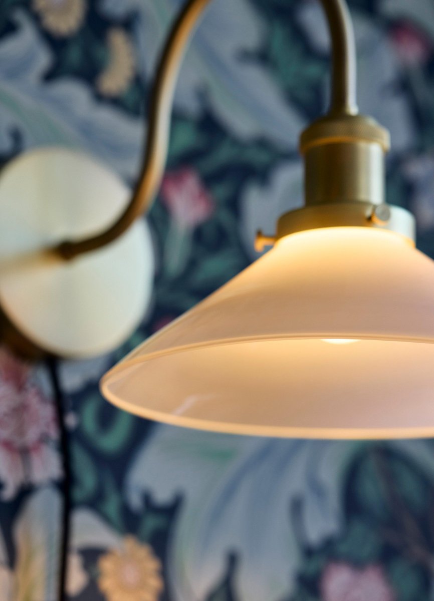 Axel 25cm Latón lámpara de pared De PR Home - La pantalla de cristal está montada en el soporte de metal con tres tornillos, lo que es un bonito detalle en sí mismo y refuerza la sensación clásica.