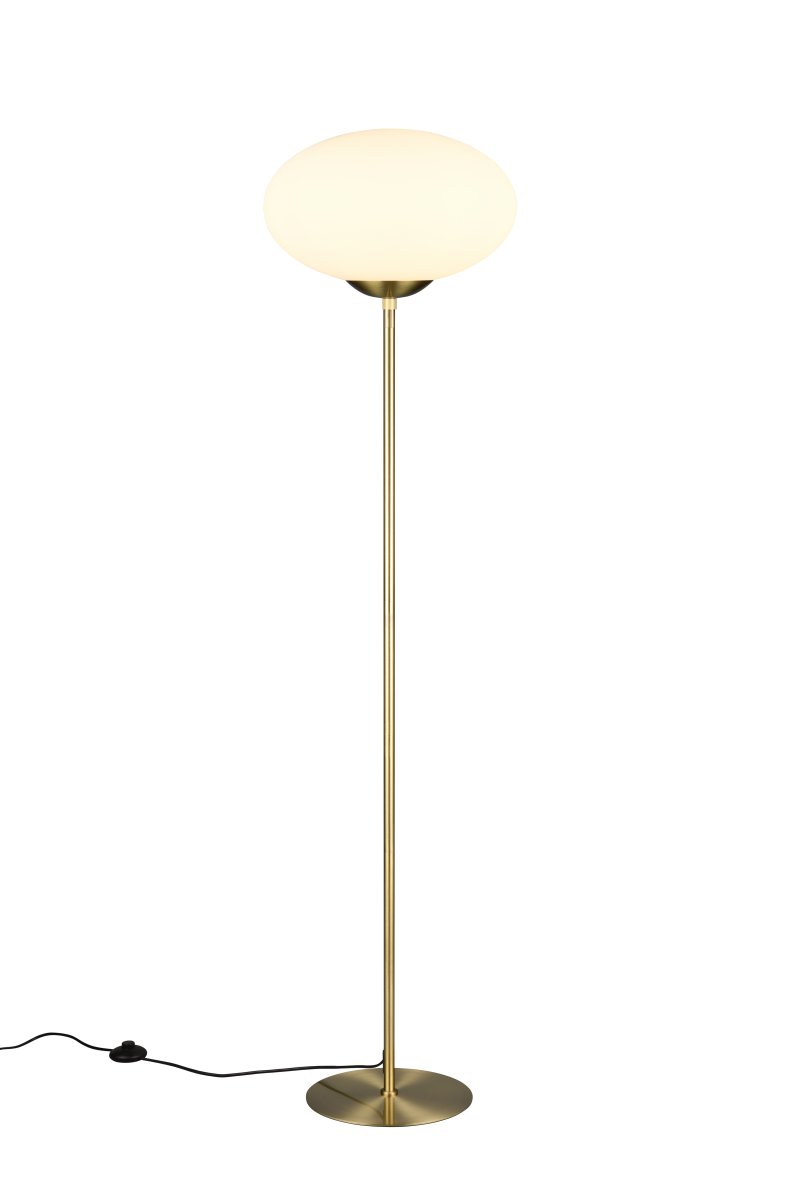 Fomento Latón mate lámpara de pie De Trio Lighting - La elegante pantalla elíptica de cristal opalino le da a la lámpara un toque especial y difunde la luz de forma agradable en el entorno.