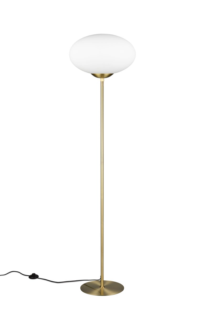 Fomento Latón mate lámpara de pie De Trio Lighting - La elegante pantalla elíptica de cristal opalino le da a la lámpara un toque especial y difunde la luz de forma agradable en el entorno.