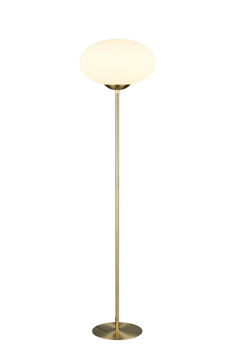 Fomento Latón mate lámpara de pie De Trio Lighting - La elegante pantalla elíptica de cristal opalino le da a la lámpara un toque especial y difunde la luz de forma agradable en el entorno.