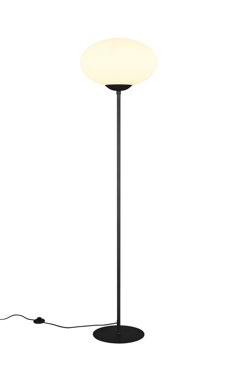 Fomento Negro lámpara de pie De Trio Lighting - La elegante pantalla elíptica de cristal opalino le da a la lámpara un toque especial y difunde la luz de forma agradable en el entorno.