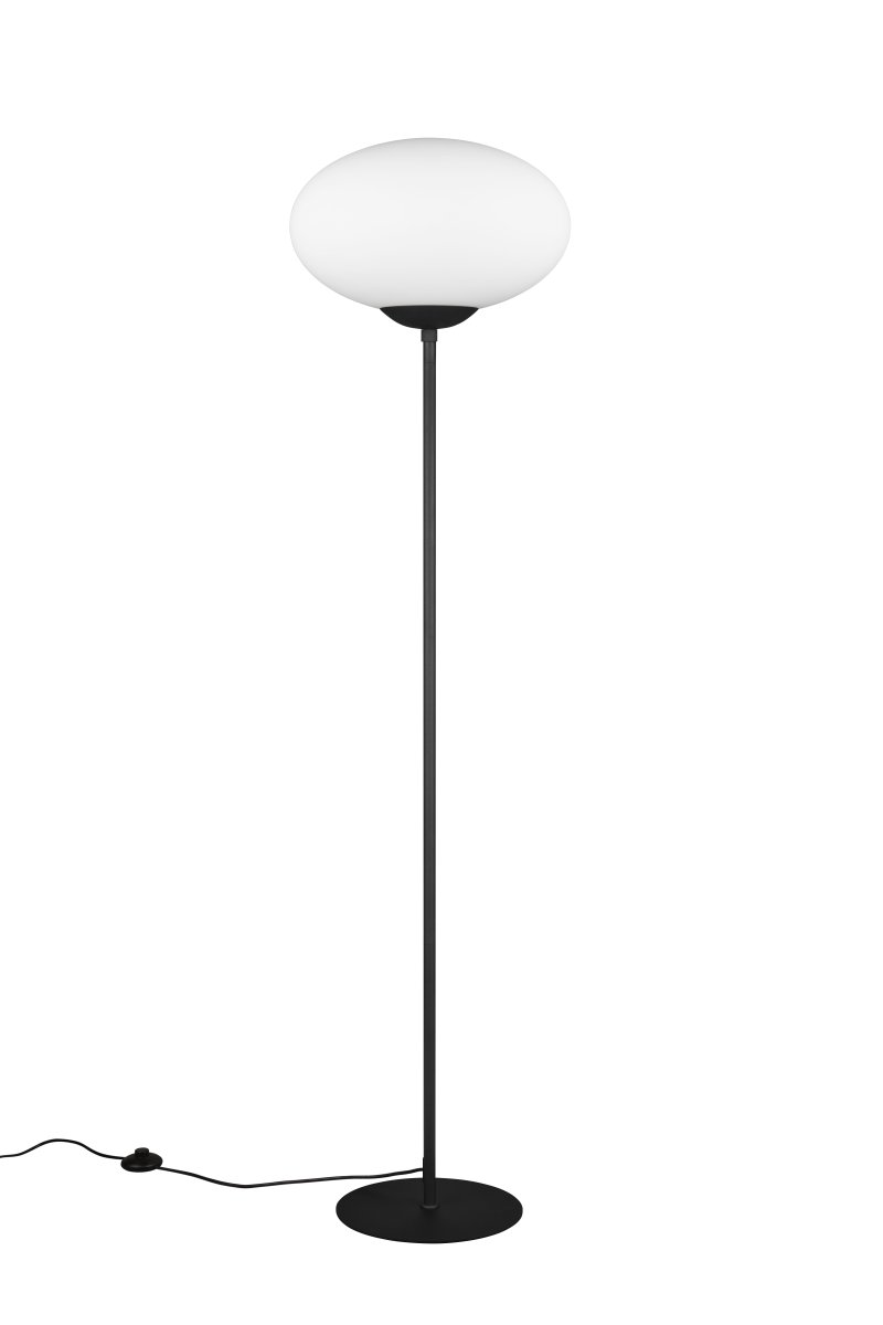 Fomento Negro lámpara de pie De Trio Lighting - La elegante pantalla elíptica de cristal opalino le da a la lámpara un toque especial y difunde la luz de forma agradable en el entorno.