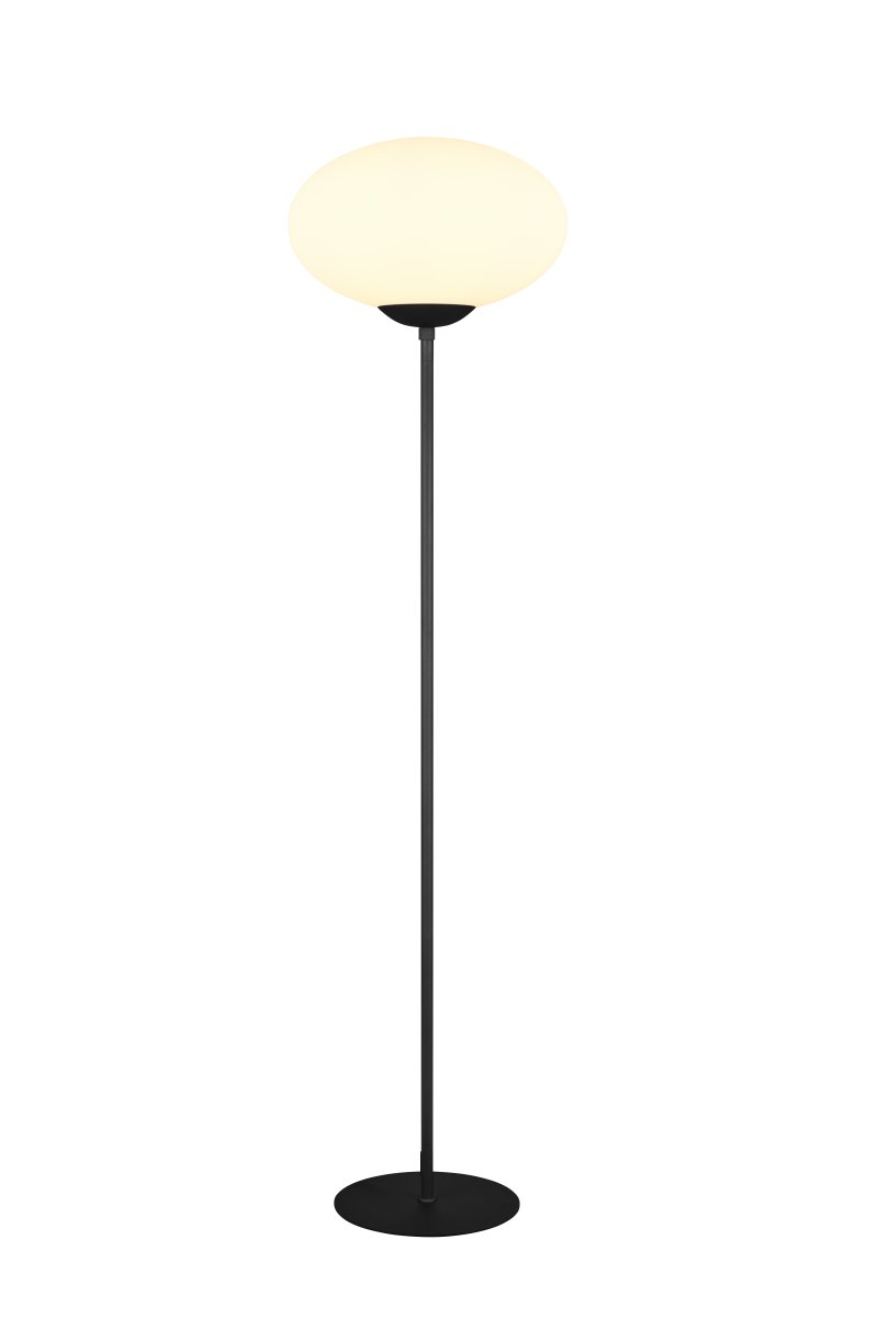 Fomento Negro lámpara de pie De Trio Lighting - La elegante pantalla elíptica de cristal opalino le da a la lámpara un toque especial y difunde la luz de forma agradable en el entorno.