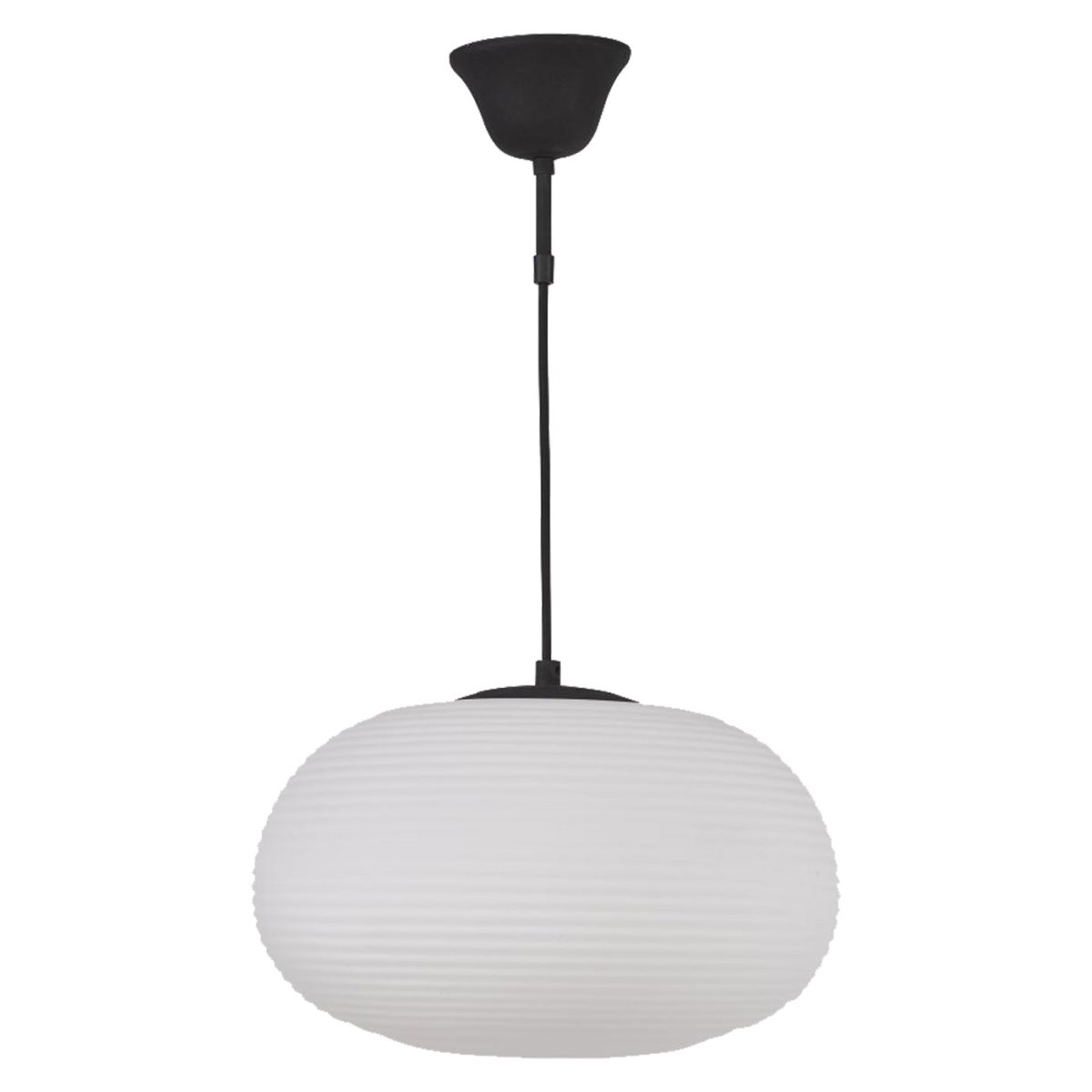 Nova Ø34 Negro Lámpas de techo De Oriva - El cristal opalino de la lámpara emite una luz suave y los detalles negros crean un hermoso contraste que le da un aspecto sofisticado.