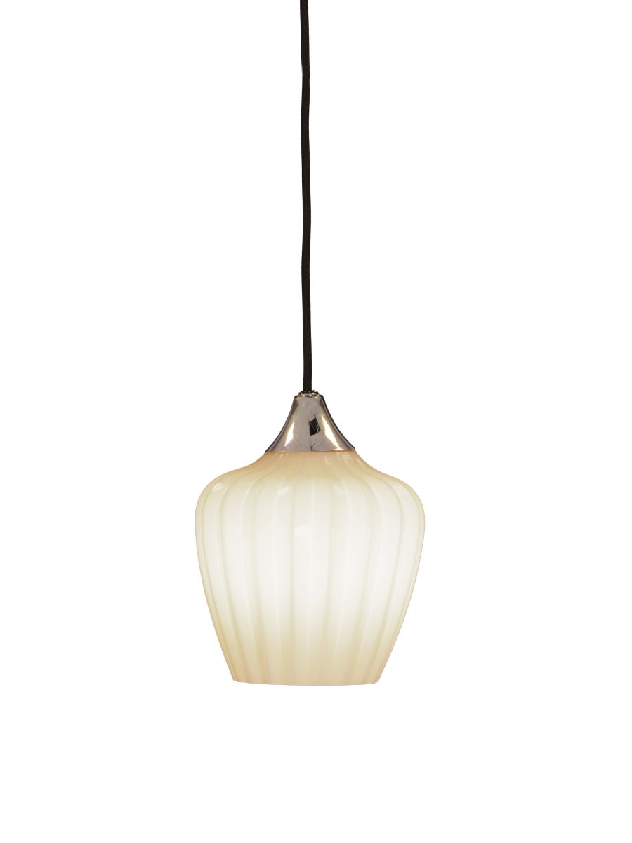 Amalfi Ø14 Blanco lámpara de ventana De PR Home - La lámpara colgante Amalfi cautiva con su diseño atemporal y elegante, con una delicada forma inspirada en las campanillas de invierno.
