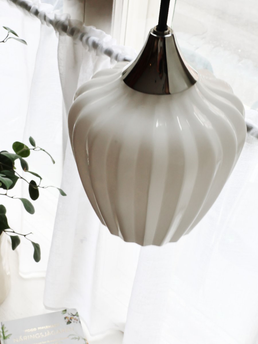 Amalfi Ø14 Blanco lámpara de ventana De PR Home - La lámpara colgante Amalfi cautiva con su diseño atemporal y elegante, con una delicada forma inspirada en las campanillas de invierno.