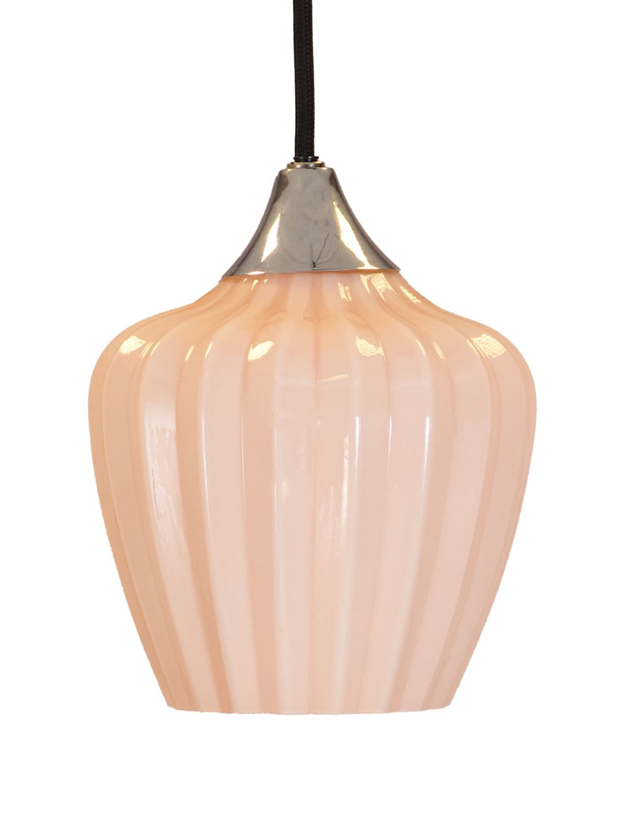 Amalfi Ø25 Albaricoque Lámpas de techo De PR Home - Gracias a su forma armoniosa, Amalfi se convierte en un elegante punto focal, por ejemplo, sobre una mesa de comedor o de centro, o en el dormitorio, y complementa tanto estilos de interiorismo clásicos como modernos.