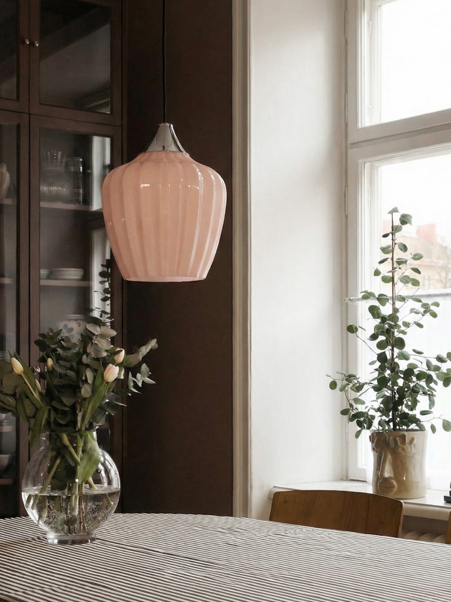 Amalfi Ø25 Albaricoque Lámpas de techo De PR Home - Gracias a su forma armoniosa, Amalfi se convierte en un elegante punto focal, por ejemplo, sobre una mesa de comedor o de centro, o en el dormitorio, y complementa tanto estilos de interiorismo clásicos como modernos.