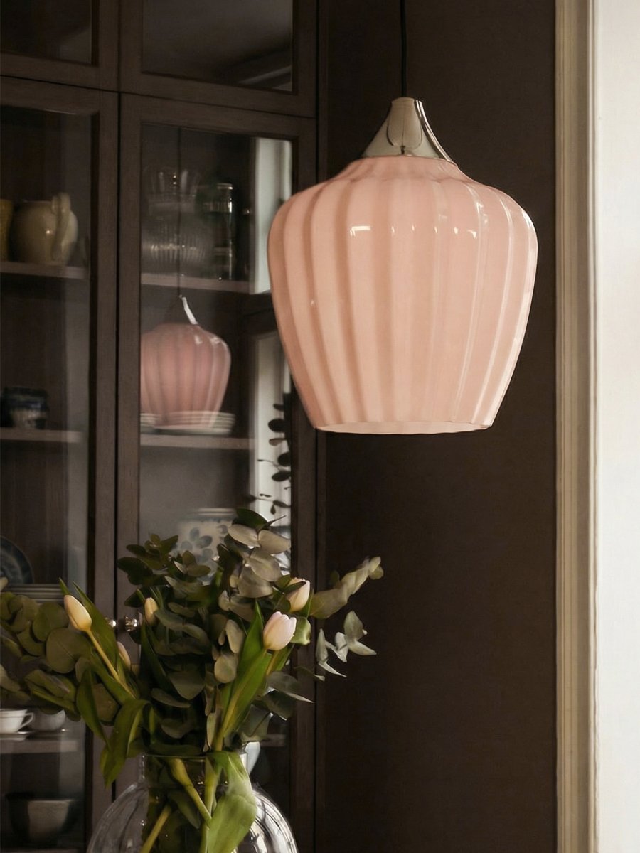 Amalfi Ø25 Albaricoque Lámpas de techo De PR Home - Gracias a su forma armoniosa, Amalfi se convierte en un elegante punto focal, por ejemplo, sobre una mesa de comedor o de centro, o en el dormitorio, y complementa tanto estilos de interiorismo clásicos como modernos.