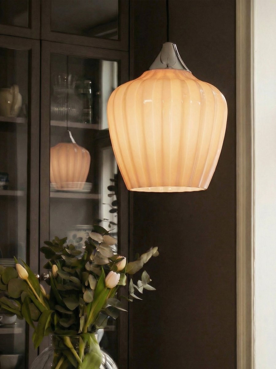 Amalfi Ø25 Albaricoque Lámpas de techo De PR Home - Gracias a su forma armoniosa, Amalfi se convierte en un elegante punto focal, por ejemplo, sobre una mesa de comedor o de centro, o en el dormitorio, y complementa tanto estilos de interiorismo clásicos como modernos.