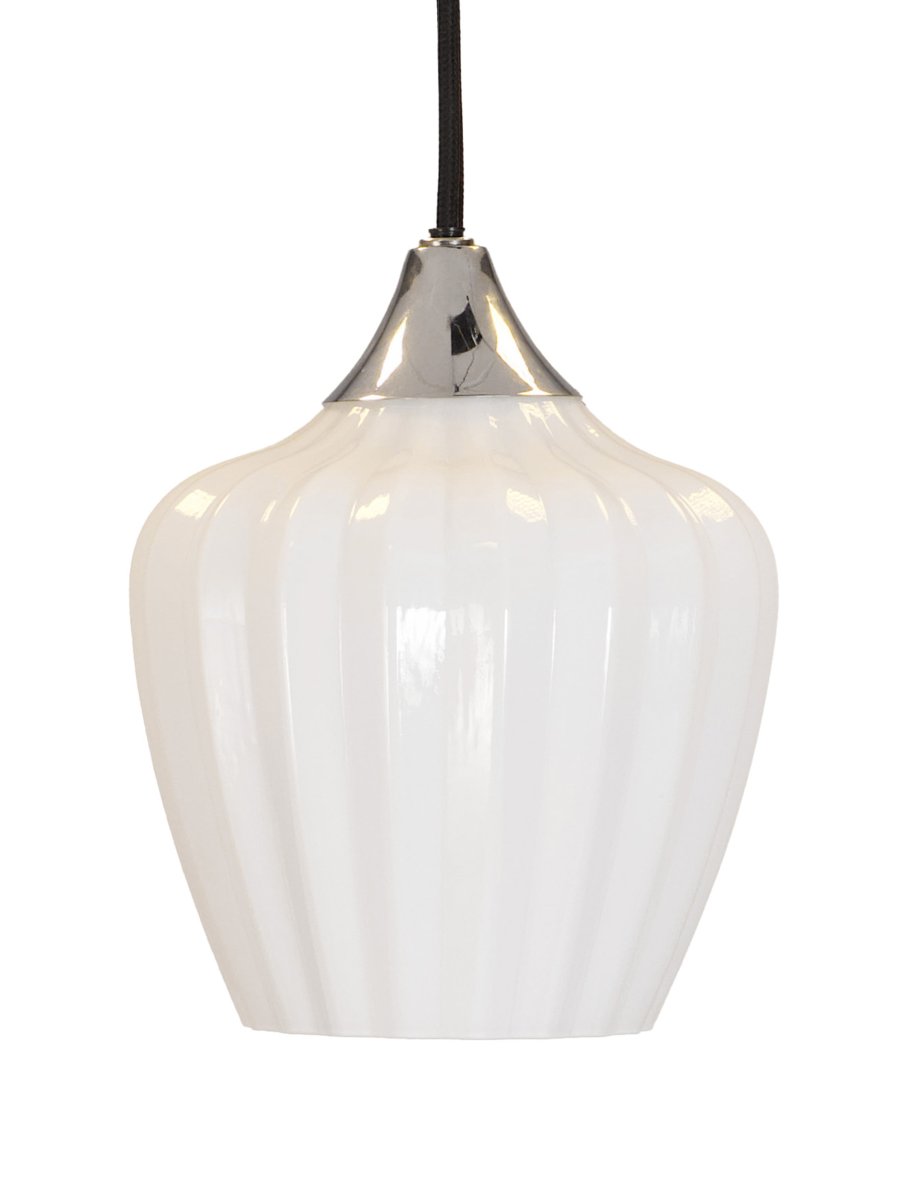 Amalfi Ø25 Blanco Lámpas de techo De PR Home - Gracias a su forma bellamente estilizada, Amalfi se convierte en un elegante punto focal, por ejemplo, sobre una mesa de comedor o de centro, o en el dormitorio, y complementa tanto estilos de interiorismo clásicos como modernos.