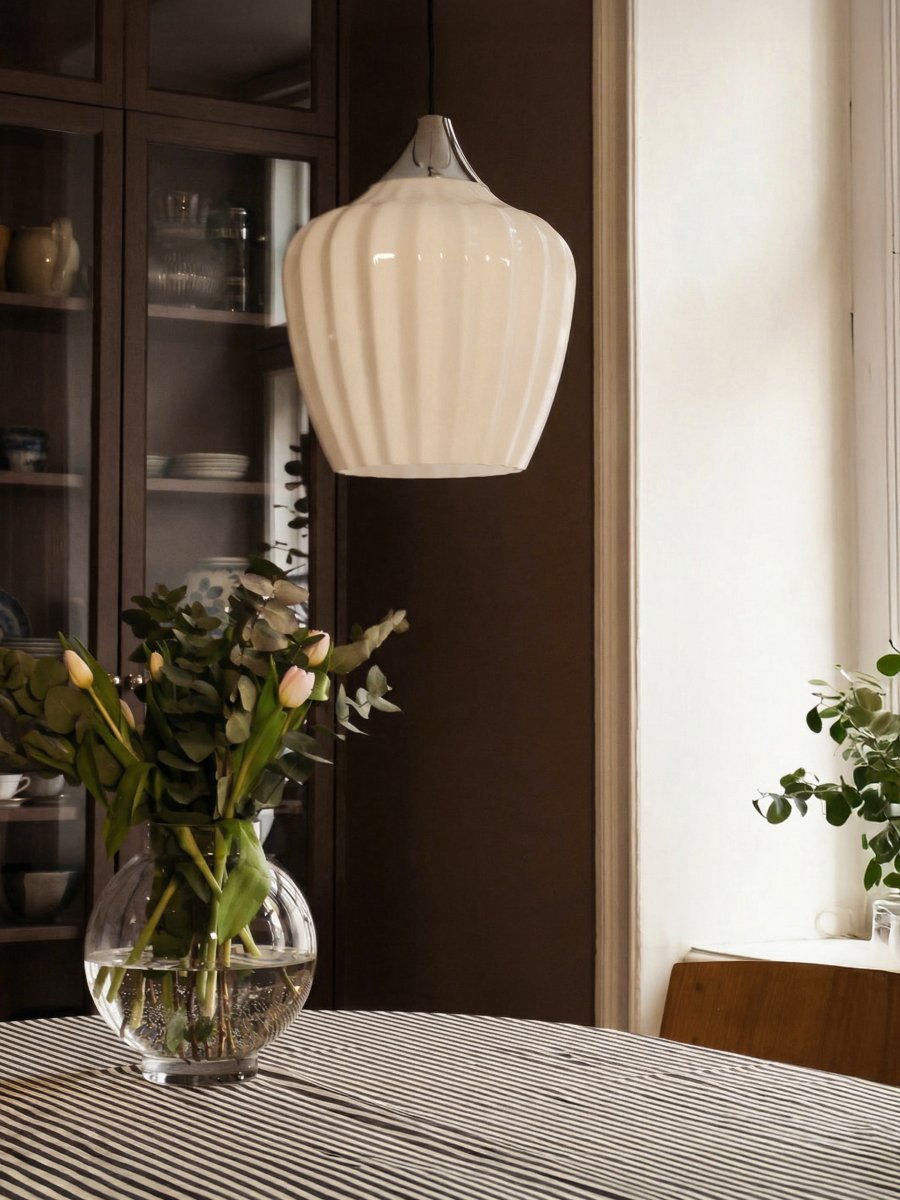 Amalfi Ø25 Blanco Lámpas de techo De PR Home - Gracias a su forma bellamente estilizada, Amalfi se convierte en un elegante punto focal, por ejemplo, sobre una mesa de comedor o de centro, o en el dormitorio, y complementa tanto estilos de interiorismo clásicos como modernos.