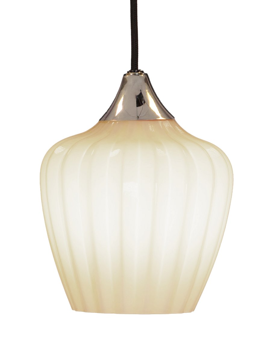 Amalfi Ø25 Blanco Lámpas de techo De PR Home - Gracias a su forma bellamente estilizada, Amalfi se convierte en un elegante punto focal, por ejemplo, sobre una mesa de comedor o de centro, o en el dormitorio, y complementa tanto estilos de interiorismo clásicos como modernos.