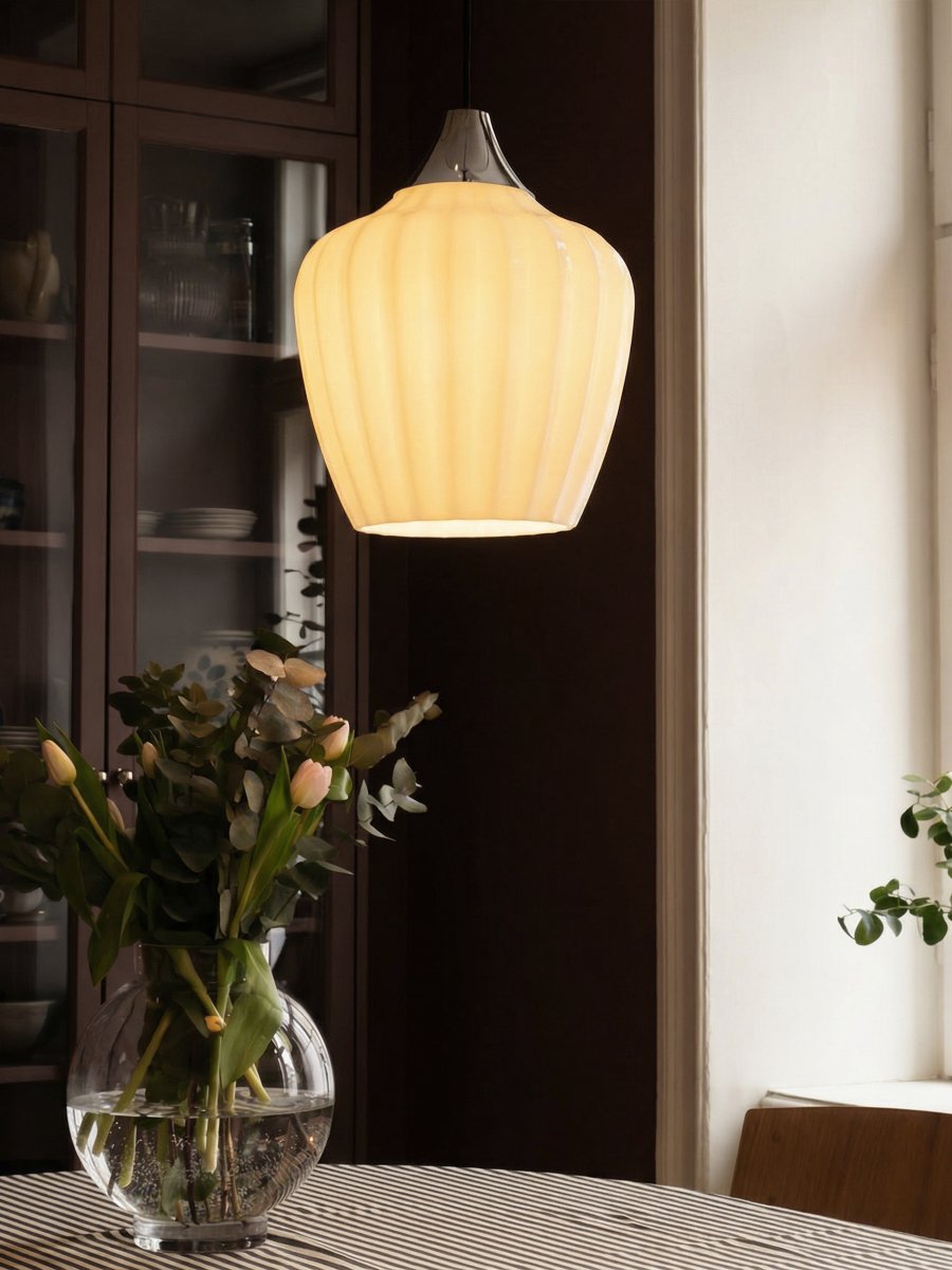 Amalfi Ø25 Blanco Lámpas de techo De PR Home - Gracias a su forma bellamente estilizada, Amalfi se convierte en un elegante punto focal, por ejemplo, sobre una mesa de comedor o de centro, o en el dormitorio, y complementa tanto estilos de interiorismo clásicos como modernos.