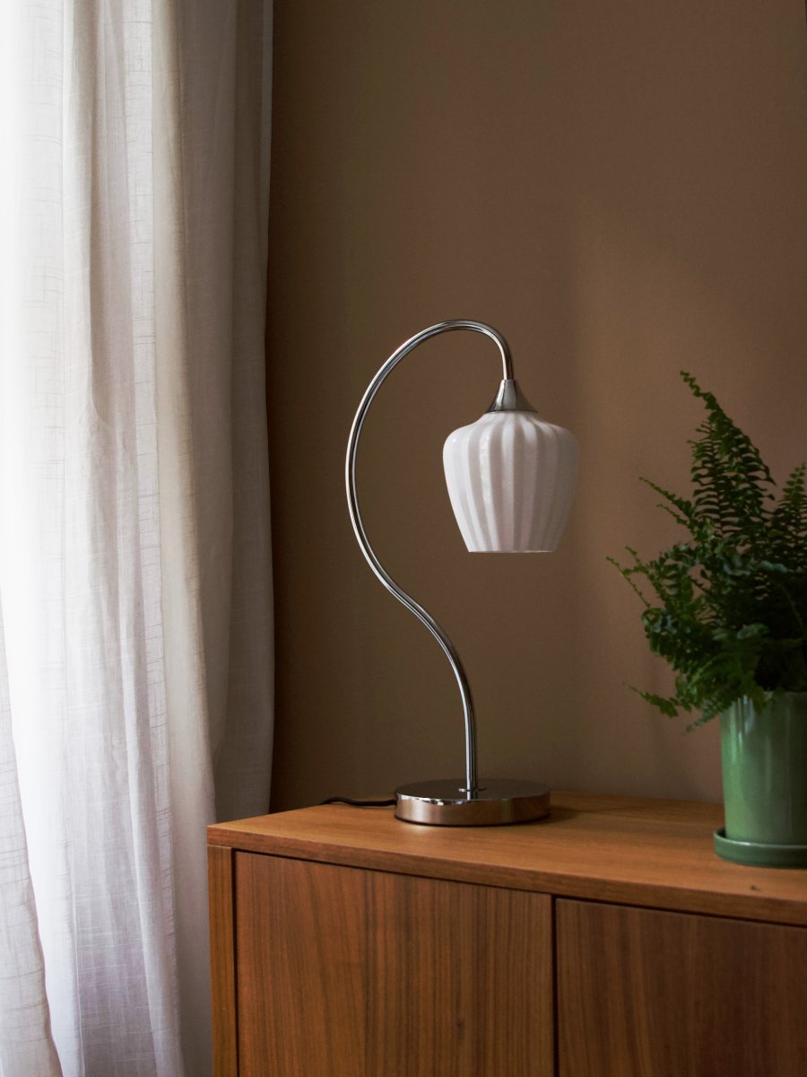 Amalfi 50cm Blanco lámpara de mesa De PR Home - La lámpara de mesa Amalfi cautiva con su diseño elegante y atemporal, con una forma suave y característica que recuerda a una campanilla de invierno.