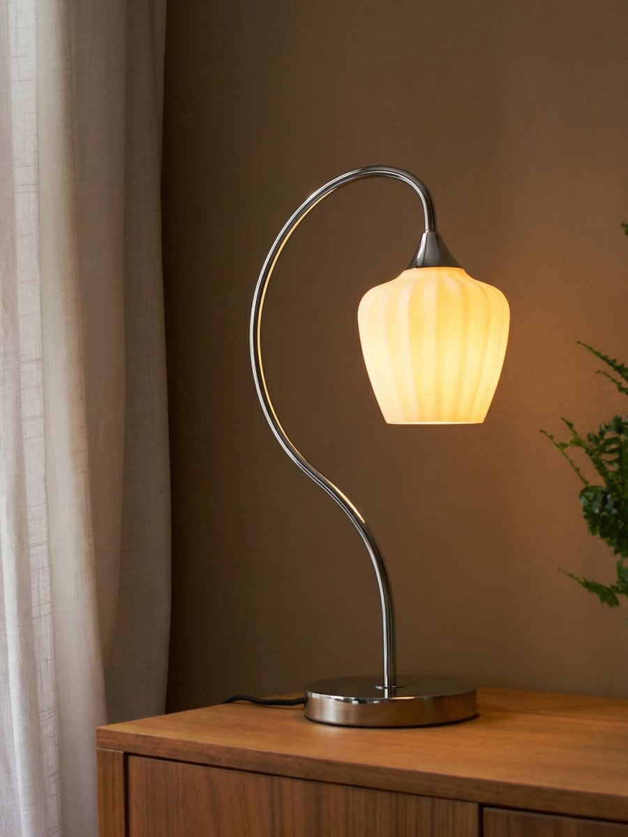 Amalfi 50cm Blanco lámpara de mesa De PR Home - La lámpara de mesa Amalfi cautiva con su diseño elegante y atemporal, con una forma suave y característica que recuerda a una campanilla de invierno.