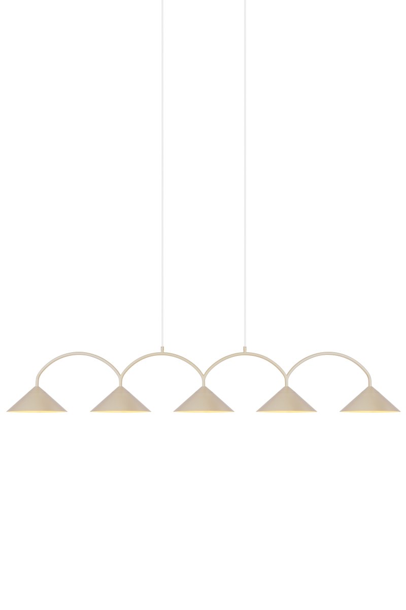 Curve 165cm Beige Lámpas de techo De Globen Lighting - La l&aacute;mpara colgante est&aacute; hecha de metal lacado mate con cinco pantallas e incluye dos cables textiles de 200 cm de largo y una caja de techo a juego.