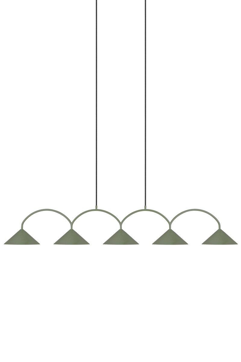 Curve 165cm Verde musgo Lámpas de techo De Globen Lighting - La l&aacute;mpara colgante est&aacute; hecha de metal lacado mate con cinco pantallas e incluye dos cables textiles de 200 cm de largo y una caja de techo a juego.
