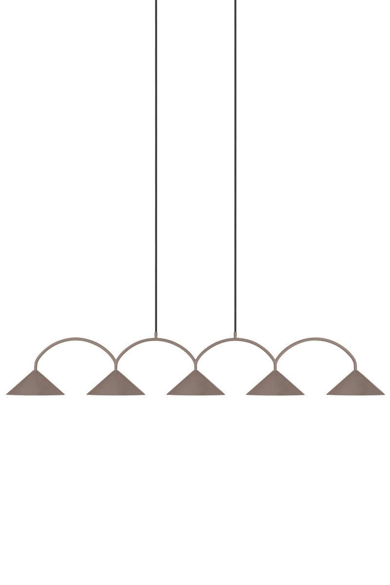 Curve 165cm Marrón Lámpas de techo De Globen Lighting - Fabricada en metal lacado mate, cuenta con cinco pantallas e incluye dos cables textiles de 200 cm y un roset&oacute;n a juego.
