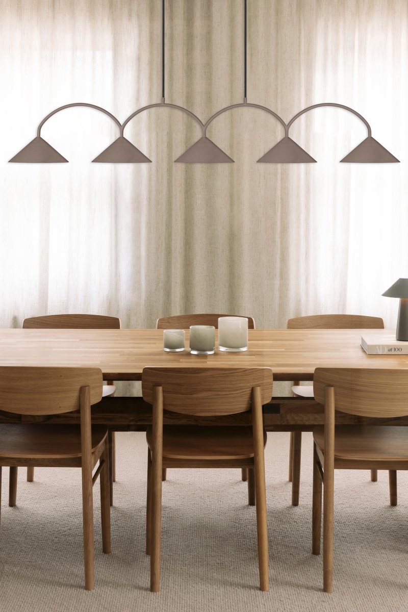 Curve 165cm Marrón Lámpas de techo De Globen Lighting - Fabricada en metal lacado mate, cuenta con cinco pantallas e incluye dos cables textiles de 200 cm y un roset&oacute;n a juego.