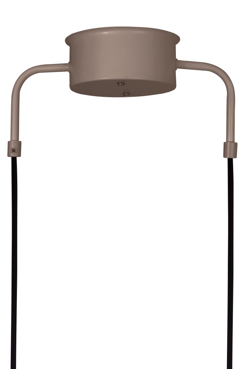 Curve 165cm Marrón Lámpas de techo De Globen Lighting - Fabricada en metal lacado mate, cuenta con cinco pantallas e incluye dos cables textiles de 200 cm y un roset&oacute;n a juego.