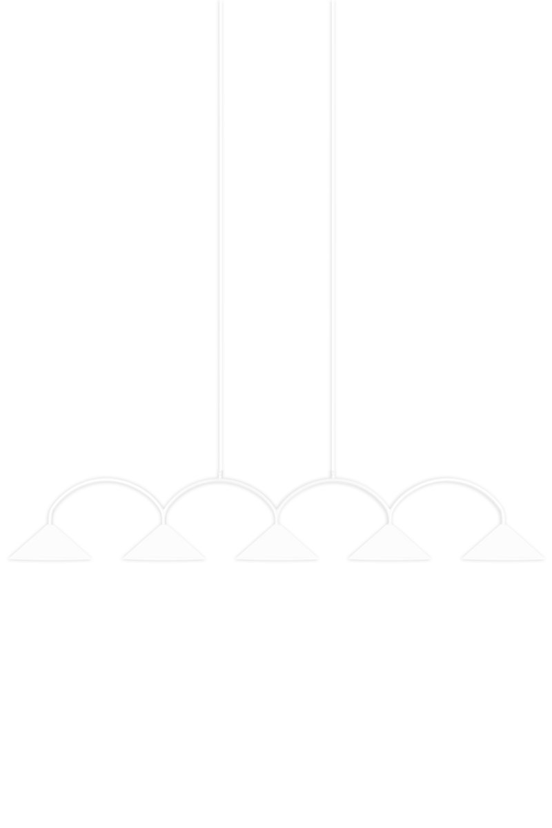 Curve 165cm Blanco Lámpas de techo De Globen Lighting - La l&aacute;mpara colgante est&aacute; hecha de metal lacado mate con cinco pantallas e incluye dos cables textiles de 200 cm de largo y una caja de techo a juego.