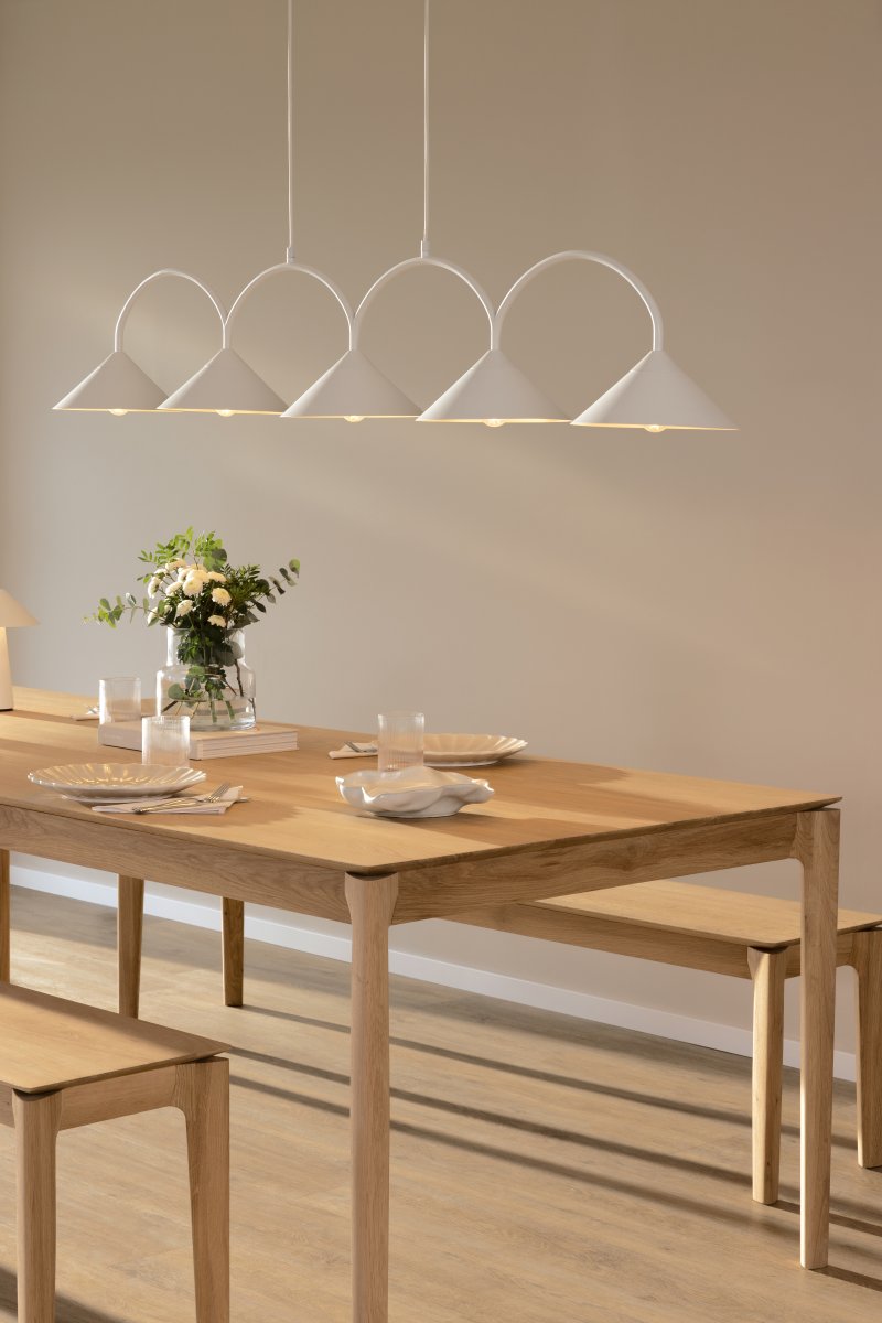 Curve 165cm Blanco Lámpas de techo De Globen Lighting - La l&aacute;mpara colgante est&aacute; hecha de metal lacado mate con cinco pantallas e incluye dos cables textiles de 200 cm de largo y una caja de techo a juego.