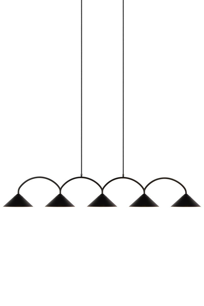 Curve 165cm Negro Lámpas de techo De Globen Lighting - La l&aacute;mpara colgante est&aacute; hecha de metal lacado mate con cinco pantallas e incluye dos cables textiles de 200 cm de largo y una caja de techo a juego.