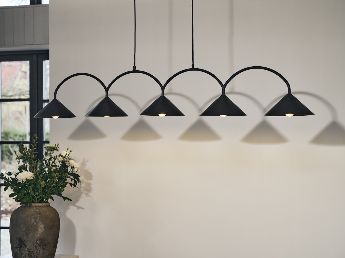 Curve 165cm Negro Lámpas de techo De Globen Lighting - La l&aacute;mpara colgante est&aacute; hecha de metal lacado mate con cinco pantallas e incluye dos cables textiles de 200 cm de largo y una caja de techo a juego.