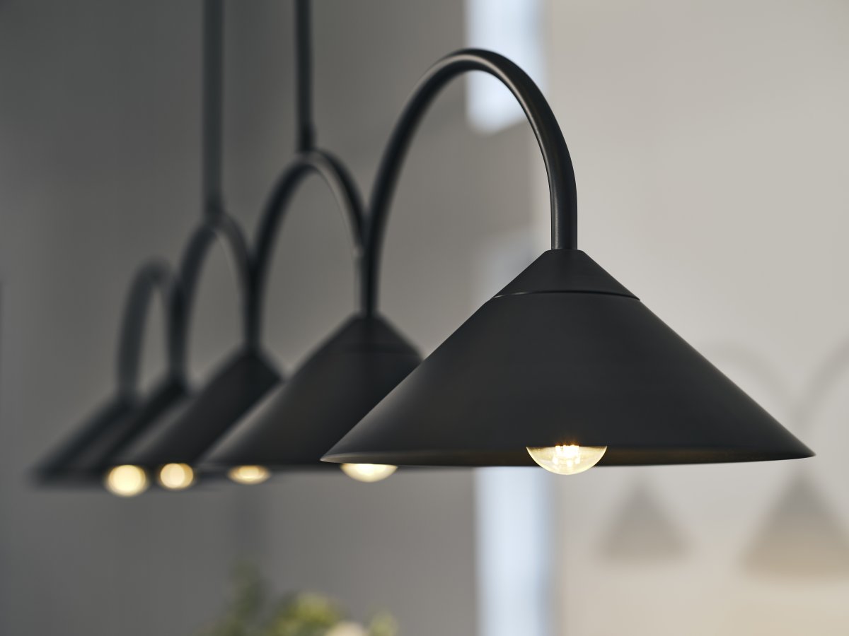 Curve 165cm Negro Lámpas de techo De Globen Lighting - La l&aacute;mpara colgante est&aacute; hecha de metal lacado mate con cinco pantallas e incluye dos cables textiles de 200 cm de largo y una caja de techo a juego.