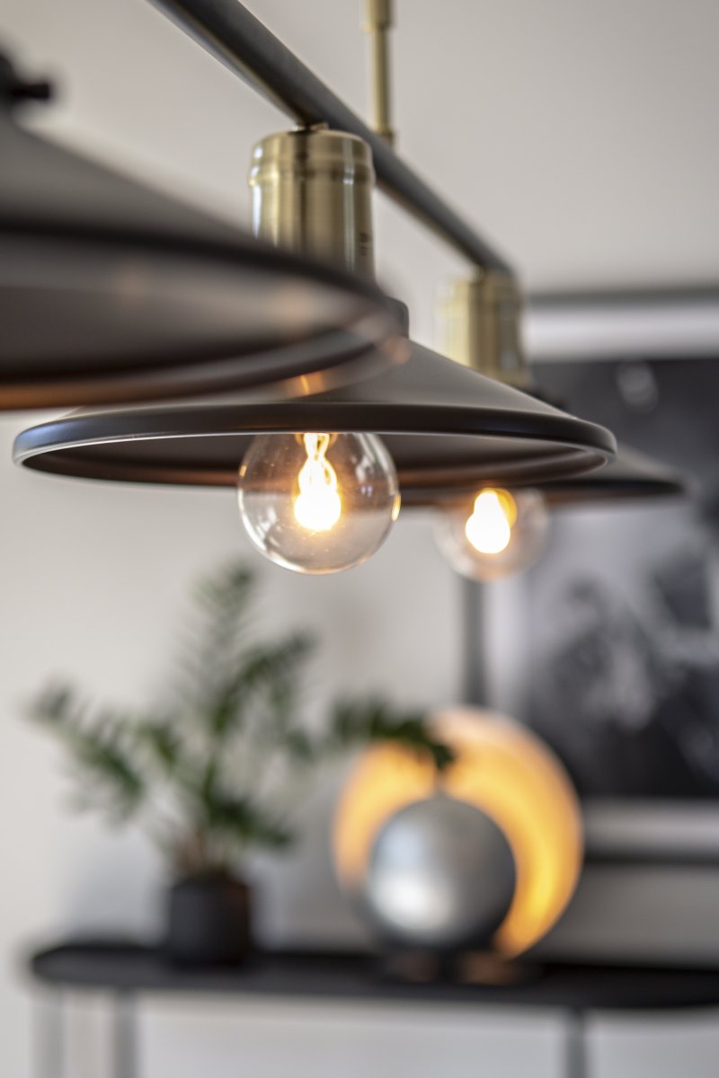 Disc 96cm Negro Lámpas de techo De Globen Lighting - La lámpara está equipada con dos cables textiles de 120 cm de largo y un portalámparas de metal negro.