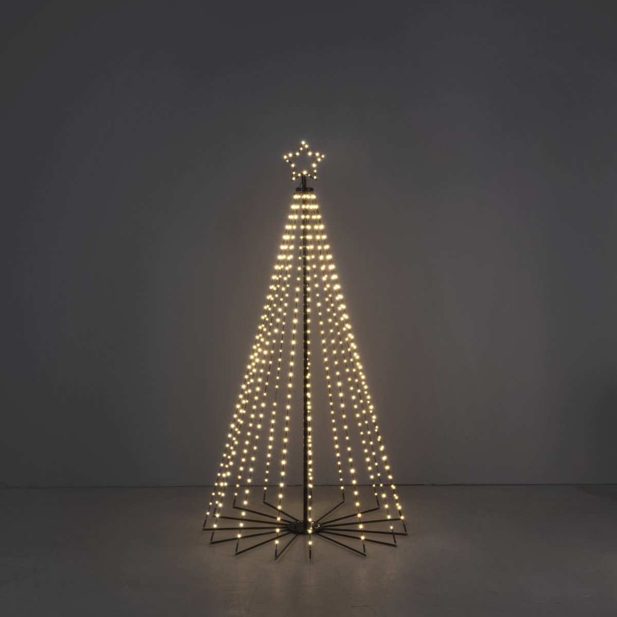 Árbol De Navidad De Metal 1,8m Negro De Konstsmide - El elegante dise&ntilde;o y la estrella brillante en la parte superior lo convierten en una decoraci&oacute;n fant&aacute;stica para el jard&iacute;n o el porche durante la temporada navide&ntilde;a.