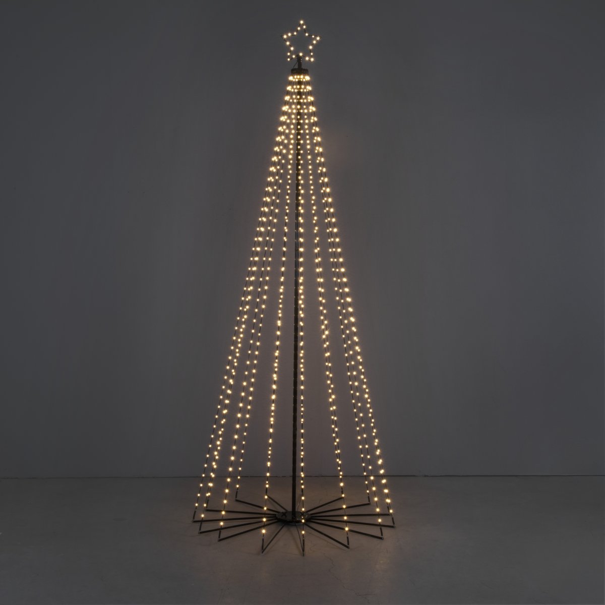 Árbol De Navidad De Metal 2,4m Negro De Konstsmide - El elegante dise&ntilde;o y la estrella brillante en la parte superior lo convierten en una decoraci&oacute;n fant&aacute;stica para el jard&iacute;n o el porche durante la temporada navide&ntilde;a.